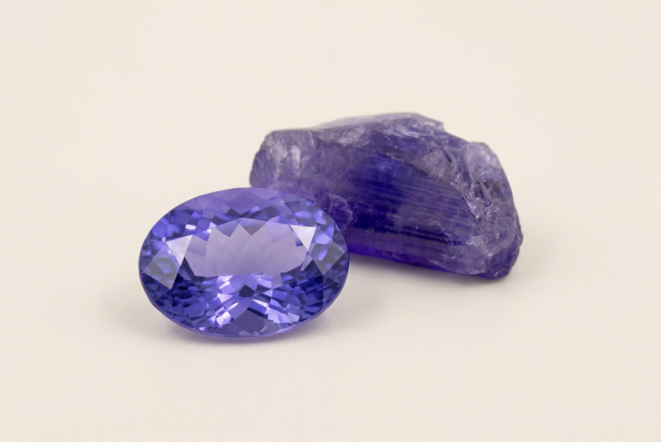 tanzanit natural &ndash; piatra albastru violet